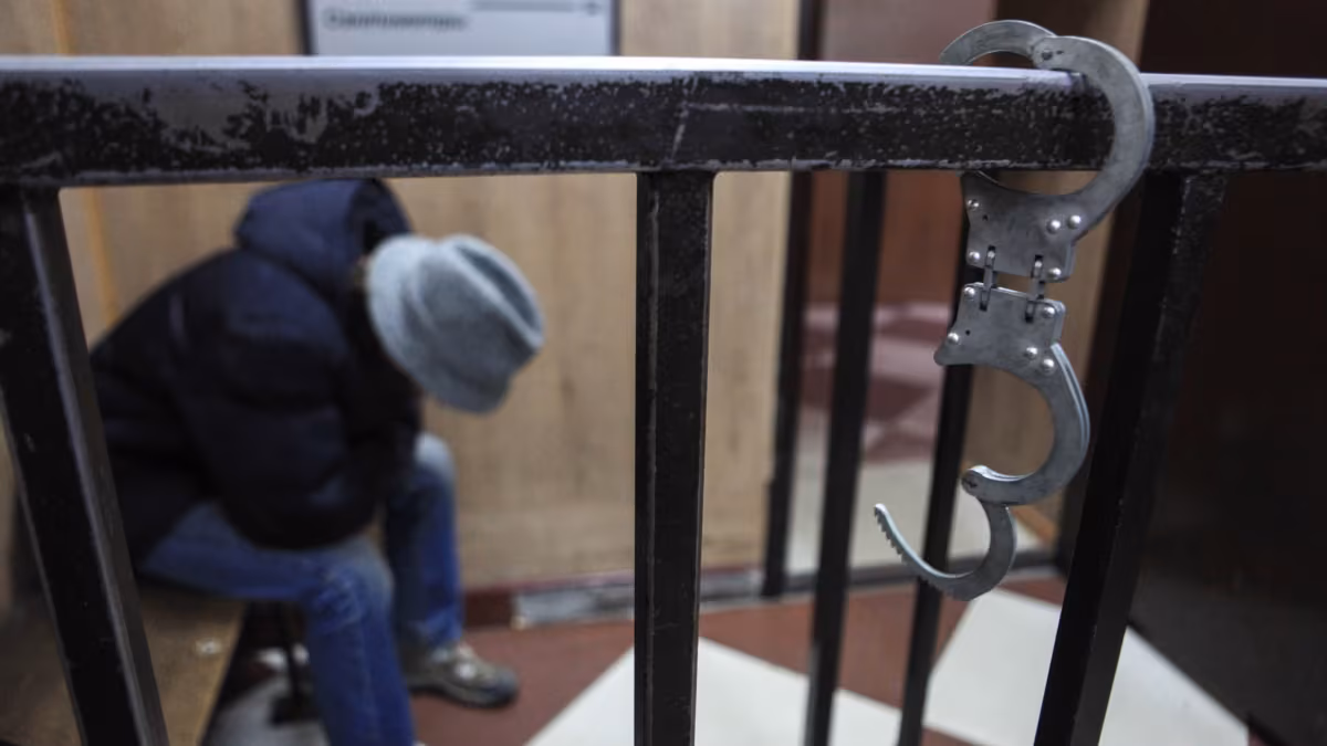 A 15-year-old was detained in connection with graffiti in support of Alexei Navalny