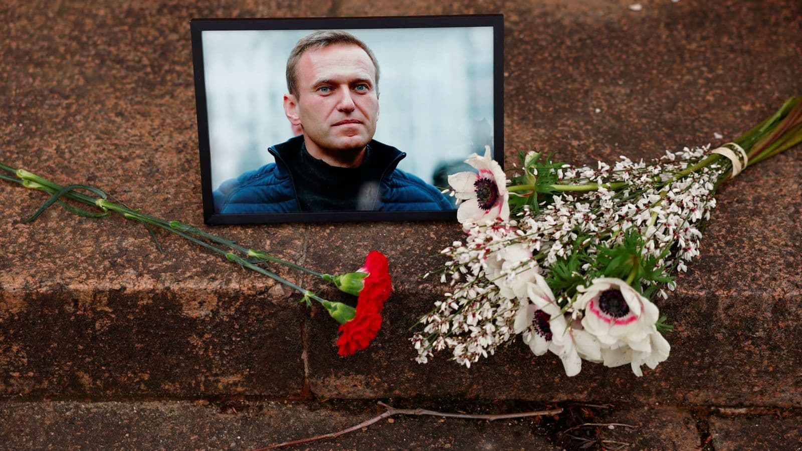 The names of the people who laid flowers in memory of Navalny were announced live on TV